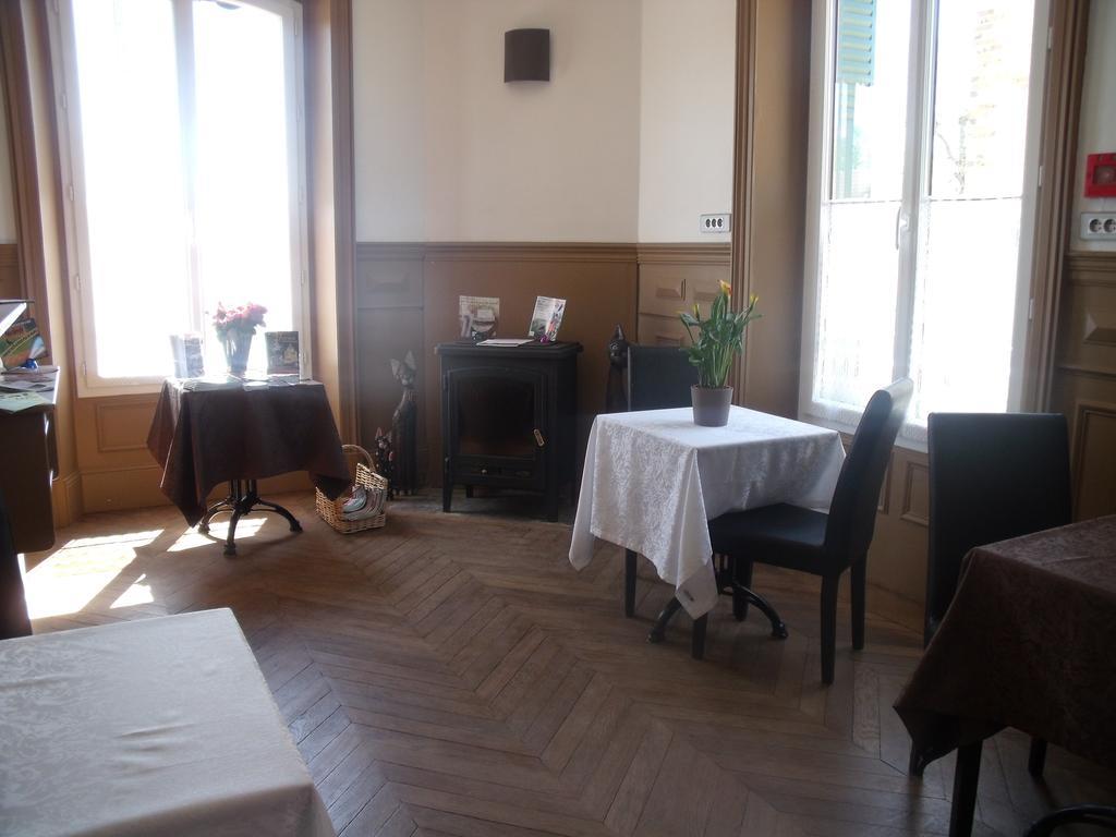 Le Domaine Des Tuileries Guest House Salins Bagian luar foto
